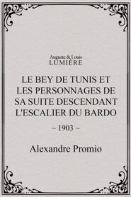 Le Bey de Tunis et les personnages de sa suite descendant l’escalier du Bardo